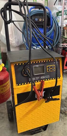 Cbc200ew Cat Rolling Battery Box Charger