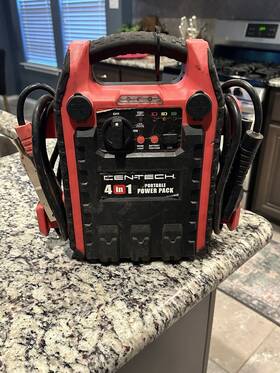 Cen-tech 325932992077 630 Peak Amp Portable Jump Starter And Power Pack With 250 Psi Air Comp