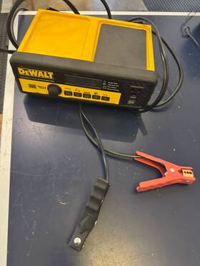 Dewalt 814632014195 Battery Charger And 80 Amp Engine Start Dewalt 814632014195 Battery Charger And 80 Amp Engine Start
