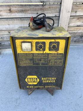 85-910 Napa Vintage Heavy Duty Battery Charger Station