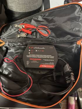 176265 Schumacher Six And 12 V Batteries Maintainer/charger